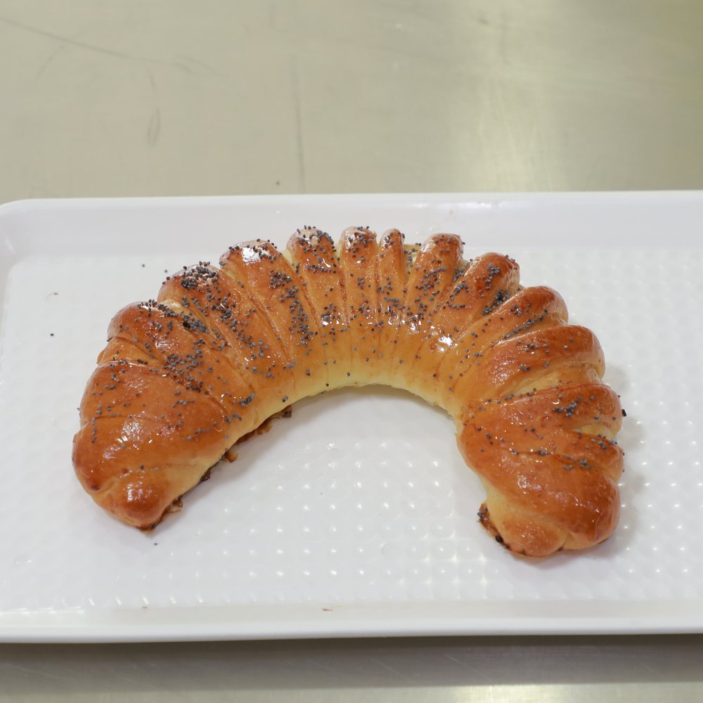 Ko‘knor sepilgan yarim oy shaklidagi ko‘knorli bulochka oq patnisda